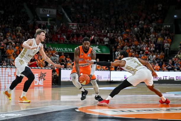 官方：马赛签下伯恩茅斯中场特拉奥雷；他是德泽尔比旧部